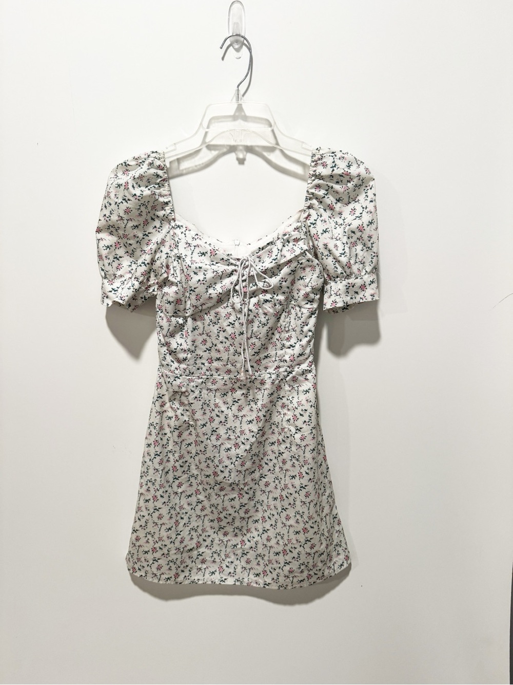 Linjia Shop White Floral Puff-Sleeve Mini Dress